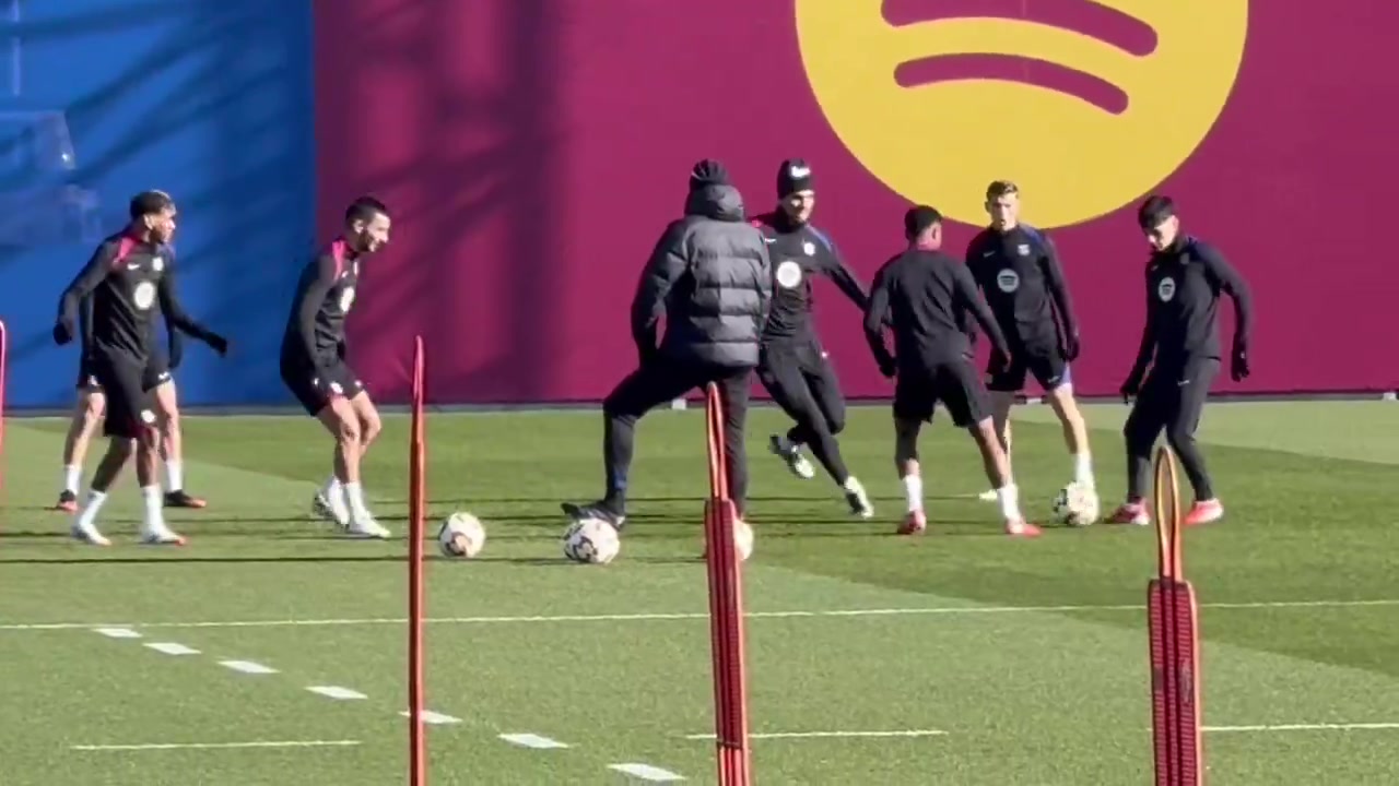 png电子记者：阿劳霍、法蒂正常参加巴萨今日训练，两人看起来心情不错