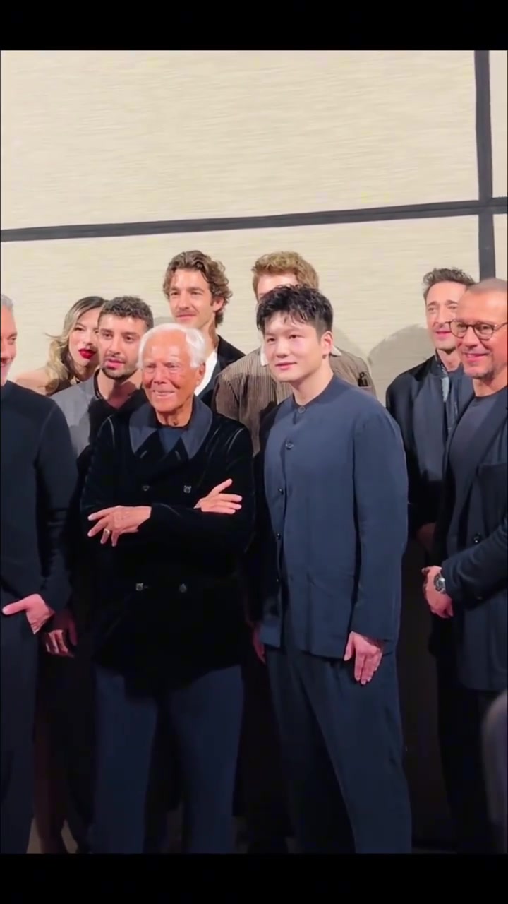 png电子有点巧喔！樊振东米兰时装周站C位，还与偶像霉霉前男友同框