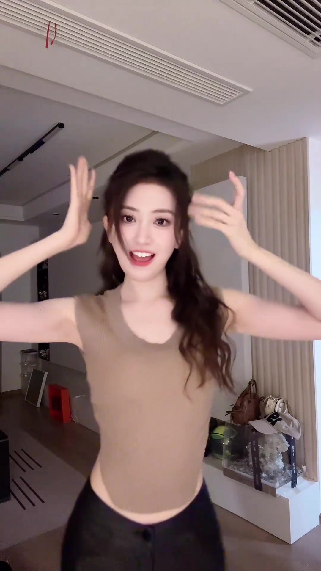 png电子平台无畏契约赛事主持人唯嘉分享视频:摸鱼时刻,舞一曲