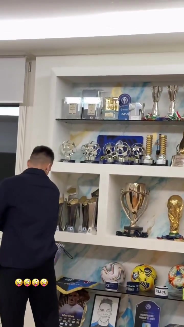 png电子网站荣誉墙该扩了🤪妻子晒视频：劳塔罗回家把奖杯比赛用球摆放好