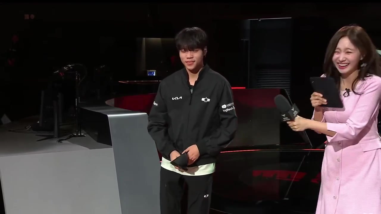 png电子平台带队战胜BRO拿下小组赛全胜，DK上单Siwoo赛后采访中模仿C罗Siu庆祝