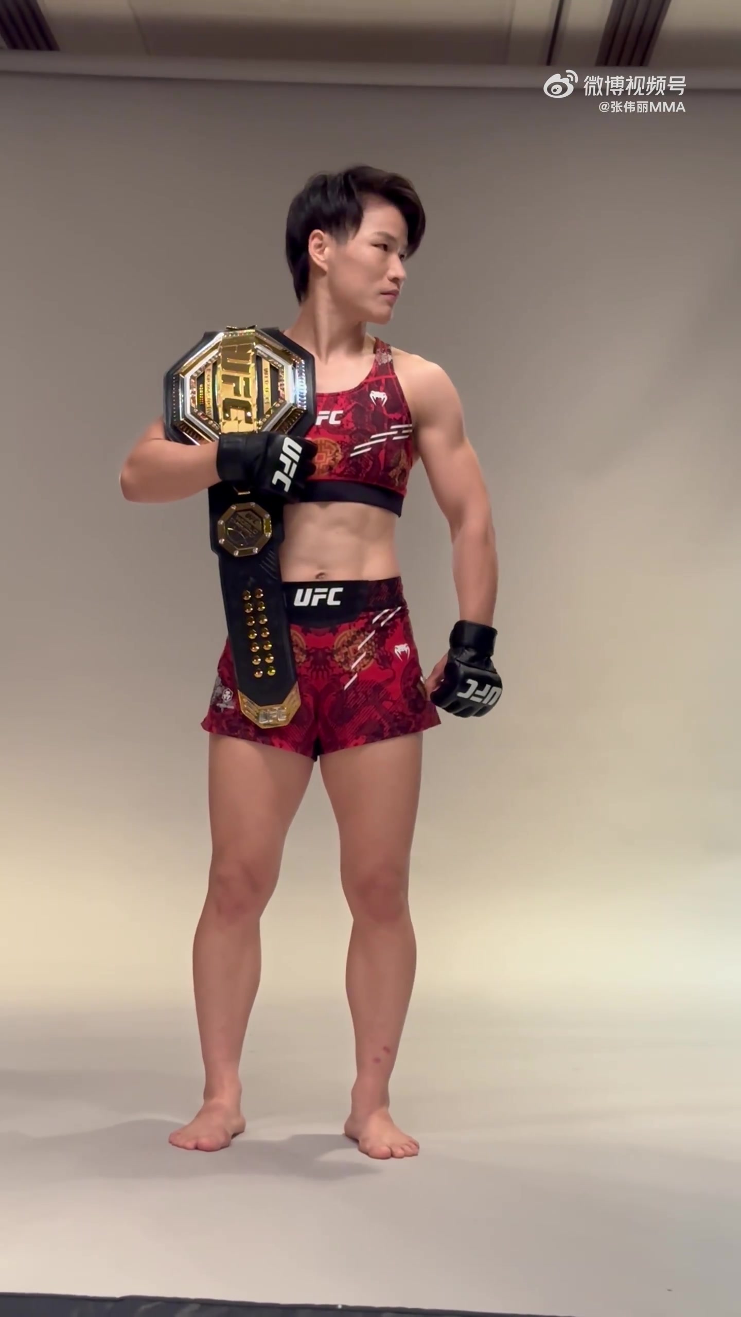 png电子肩披金腰带身着红色战袍！张伟丽社媒：比赛照拍摄✅