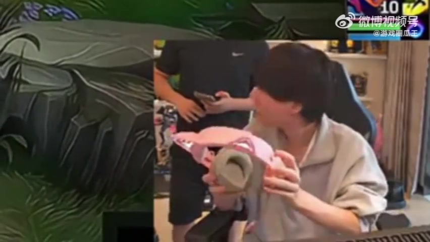 png电子ming给Uzi代播后发牢骚：他的直播间只能玩英雄联盟 玩其他的没人看