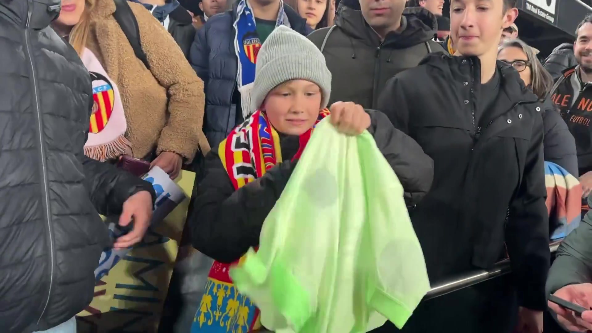 png电子平台暖男！亚马尔在巴萨国王杯赛后给瓦伦西亚小球迷送了球衣