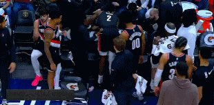 png电子网站😭祈祷！艾顿对抗上篮没中&但小腿受伤 被搀扶离场&本场不回归