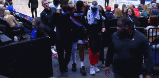 png电子网站😭祈祷！艾顿对抗上篮没中&但小腿受伤 被搀扶离场&本场不回归