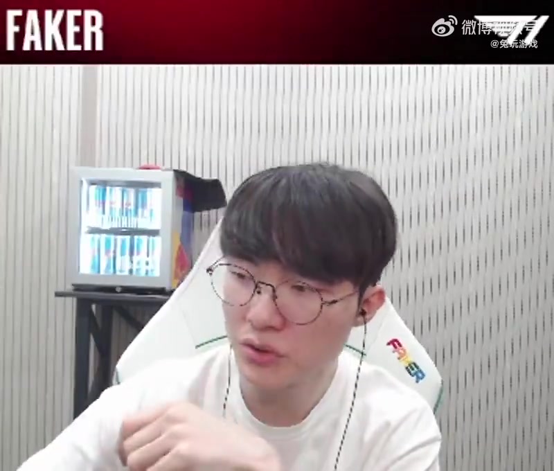 png电子不愧是你！Faker：应援棒可以作为防身武器挥舞 看起来非常坚固