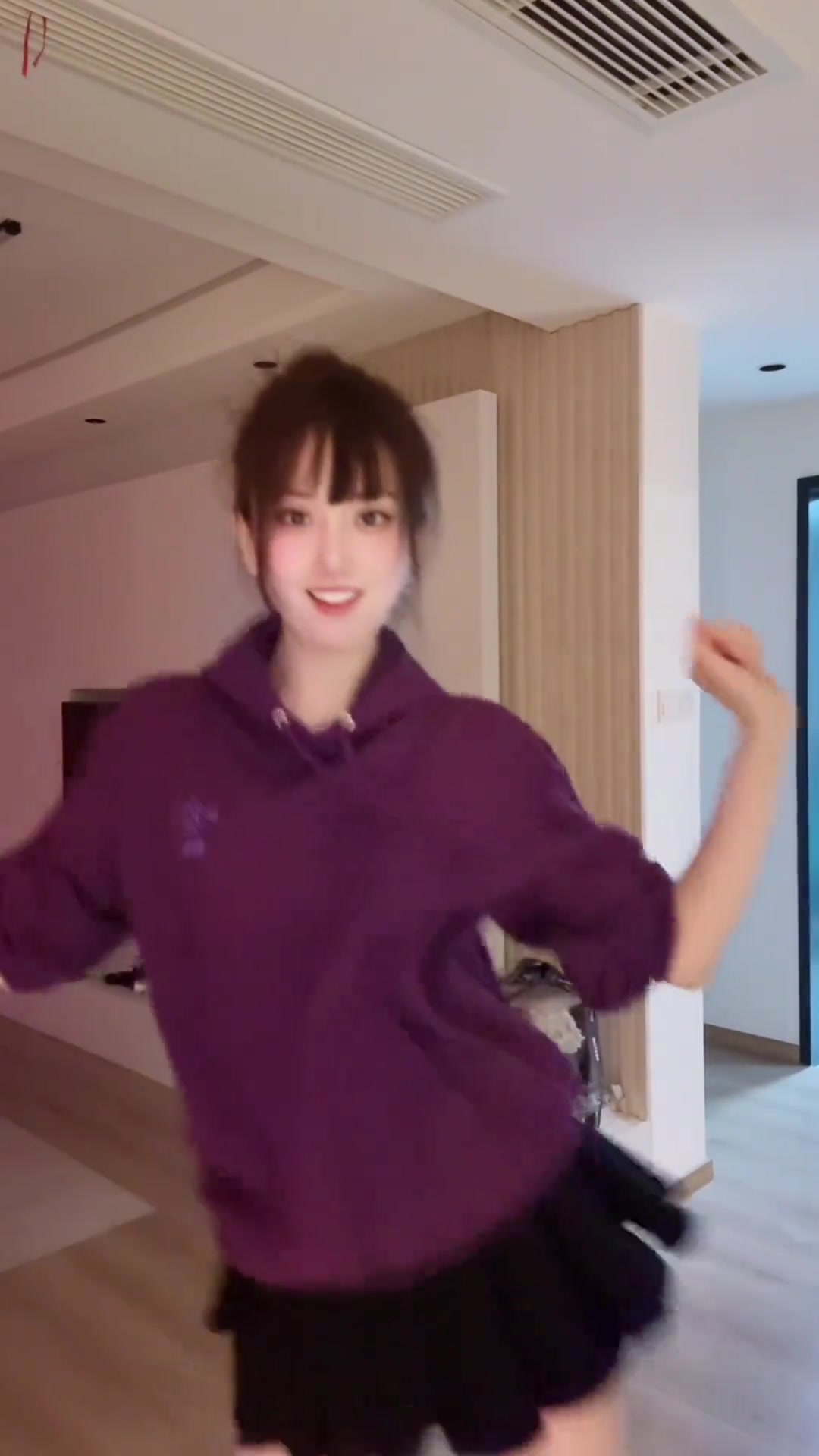 png电子平台无畏契约主持唯嘉分享舞蹈视频：跳好几遍还忘动作，忘就忘吧