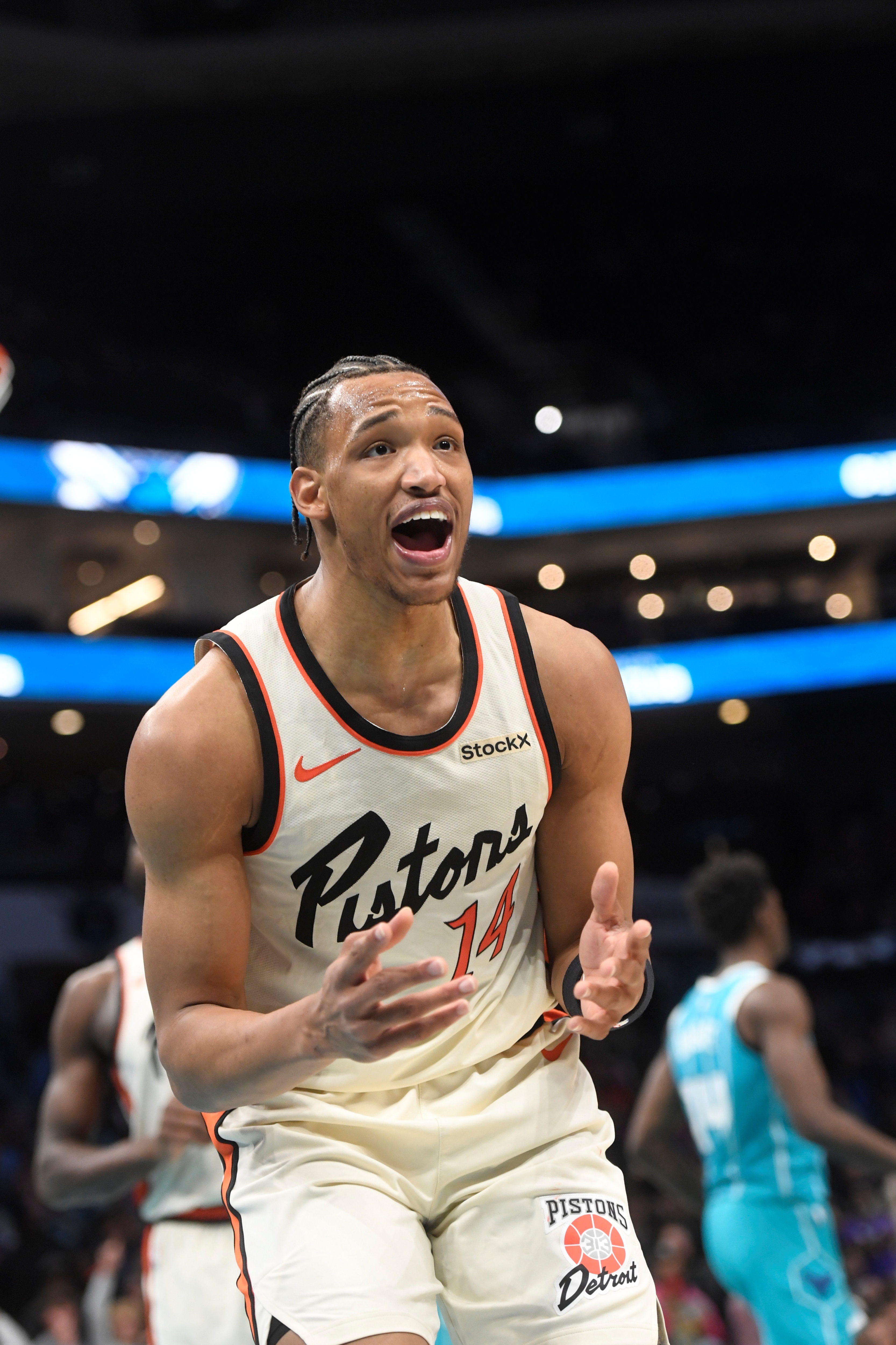 png电子官网赛季场均3.2分2.2板！Shams：后卫小温德尔-摩尔双向合同签约黄蜂