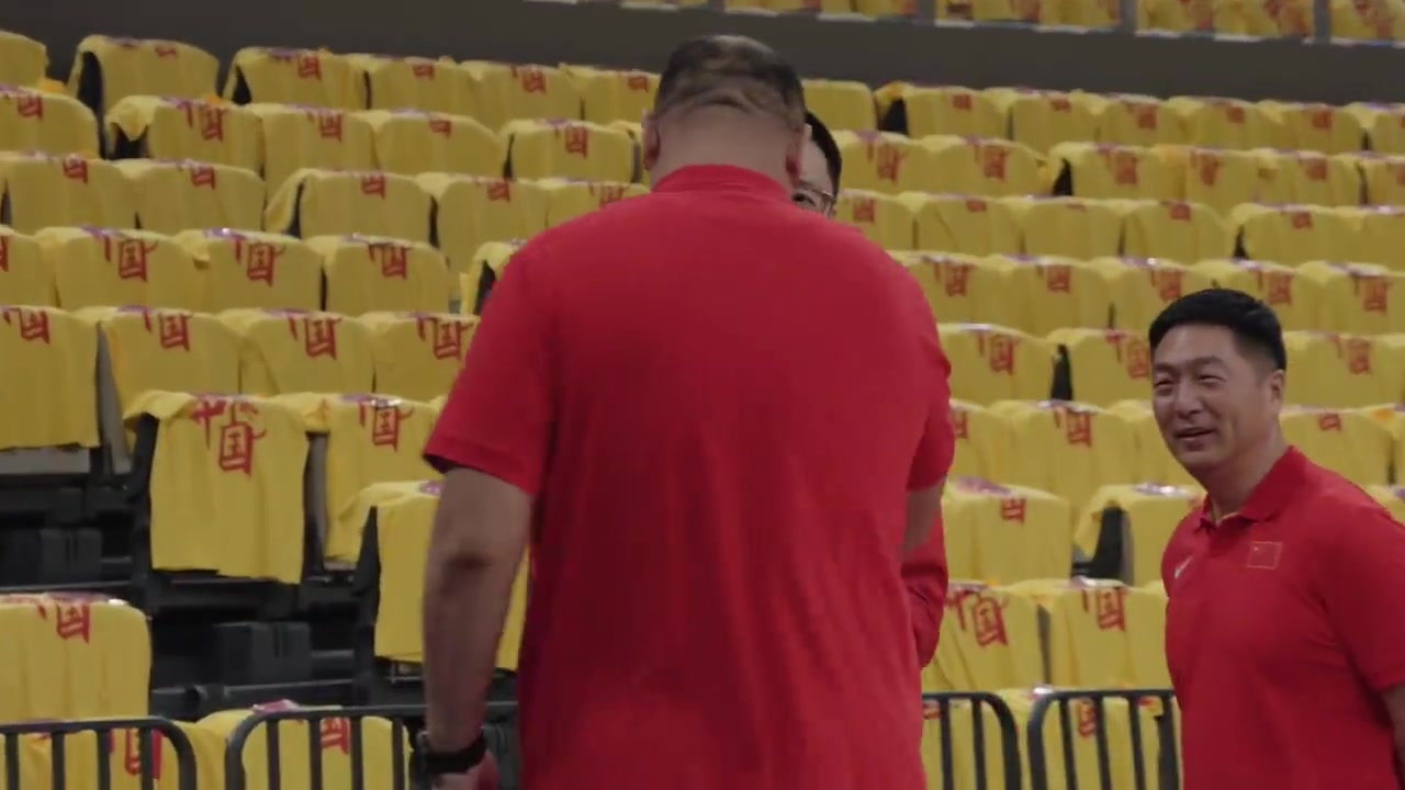 png电子平台因伤缺阵！胡明轩现场观战中国男篮对阵日本的比赛