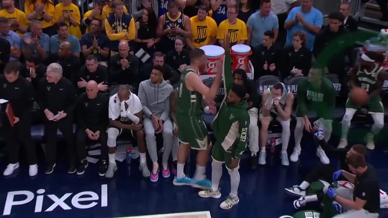 png电子网站此前被NBA停薪禁赛4场！两名步行者球迷起诉去年用球砸人的贝弗利