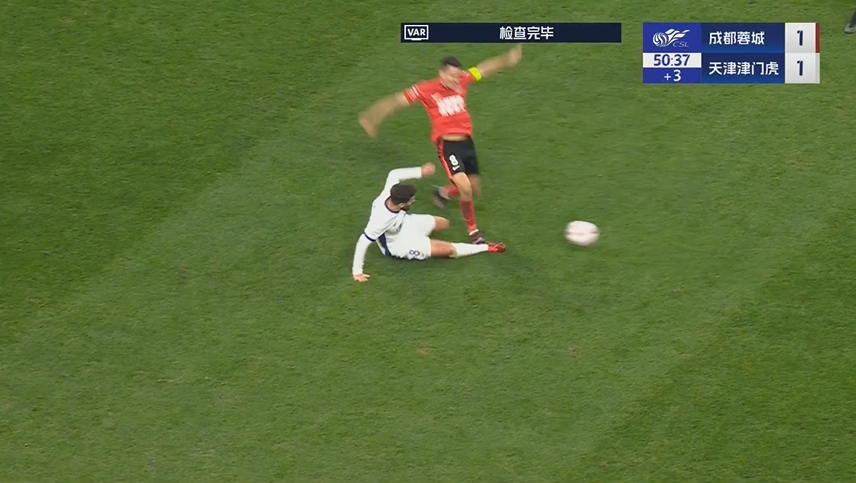 电子png游戏媒体人：给周定洋红牌的主裁甘树然被停哨3场，足协这样做没道理