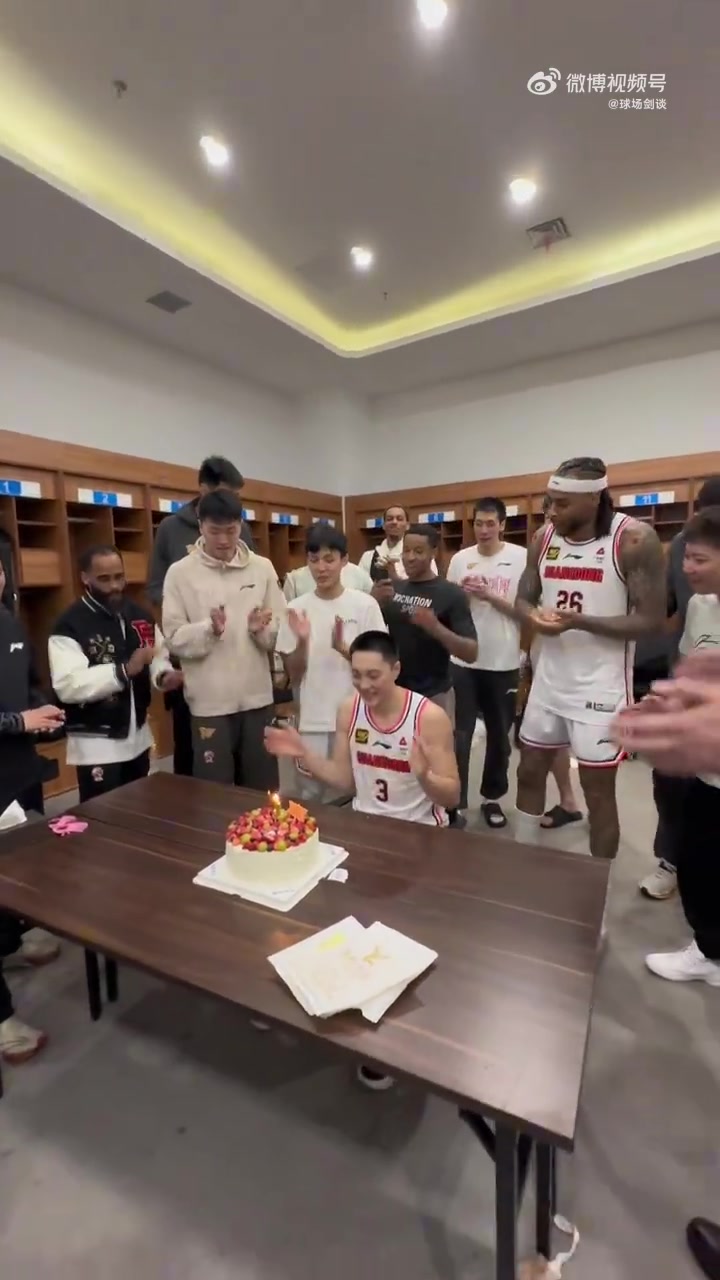 png电子官网广东赛后在更衣室为胡明轩庆祝生日 莫兰德将小胡按进蛋糕里🎂