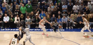 png电子网站一年前的今天 欧文左手超远抛投划过约基奇指尖 神来之笔绝杀掘金