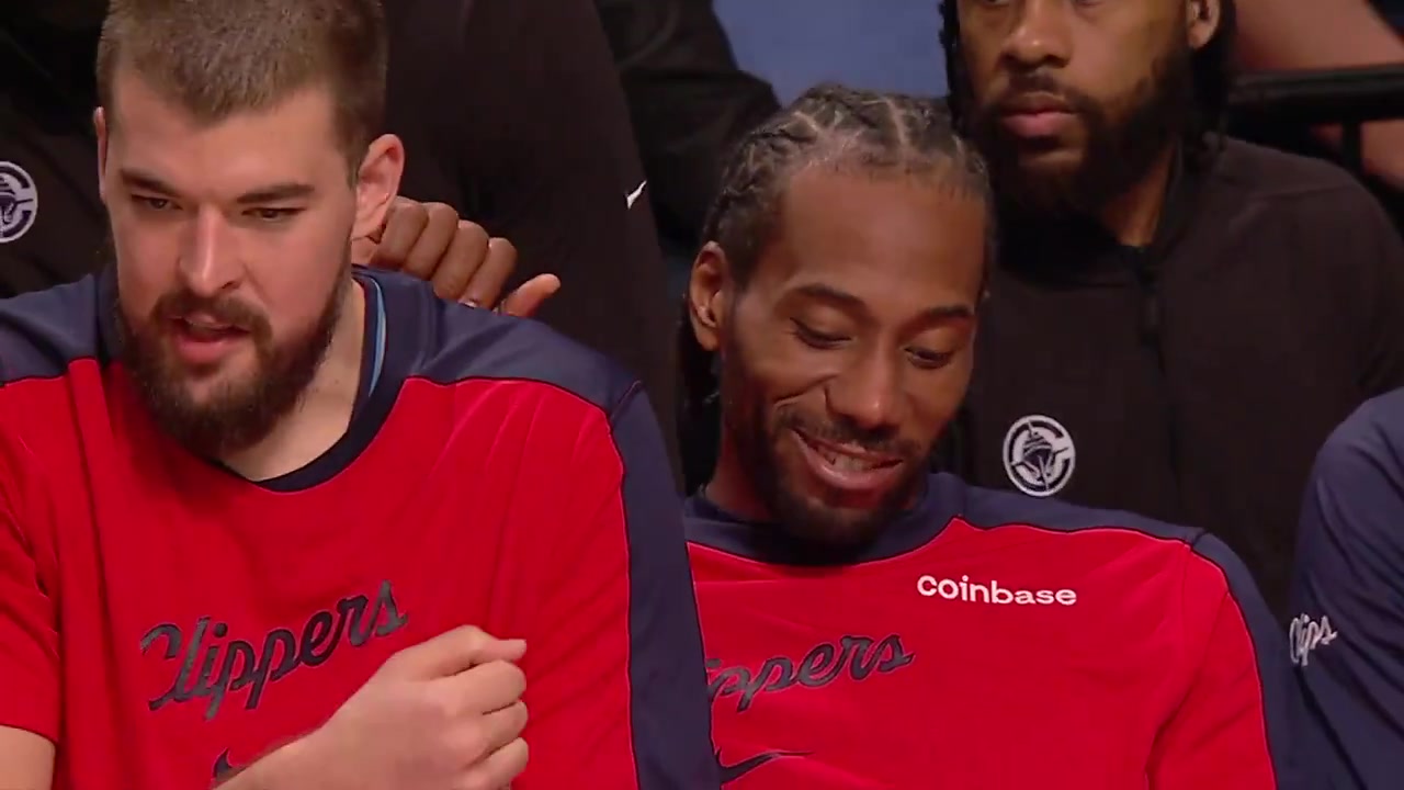 png电子网站这是聊啥呢？小卡在替补席聊天 露出罕见的狮子般大笑😄