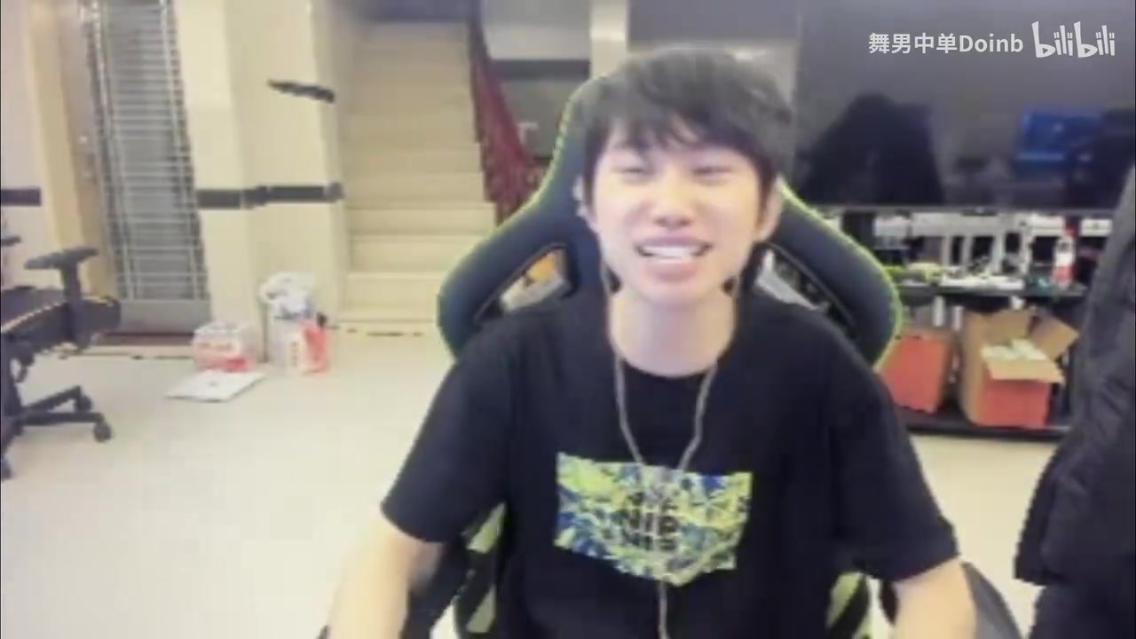 png电子官网Doinb韩服撞车Lwx：住手吧B神 翔翔要红了