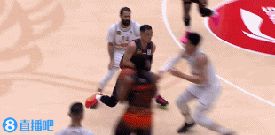 png电子平台小摩擦！克里斯掩护被金鑫推倒随即起身理论&吹罚后者犯规