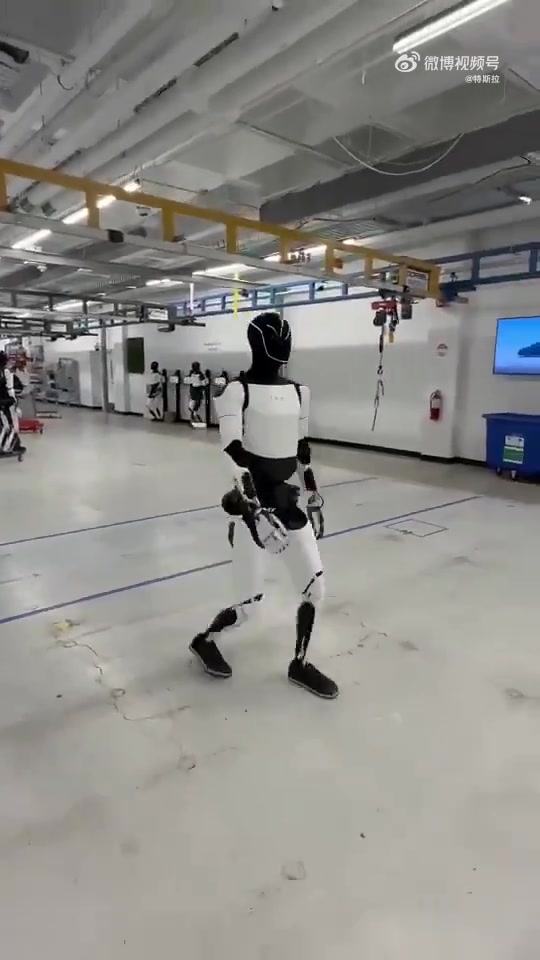 png电子平台AI技术与车同源！特斯拉发布人形机器人视频：预计今年生产5000台