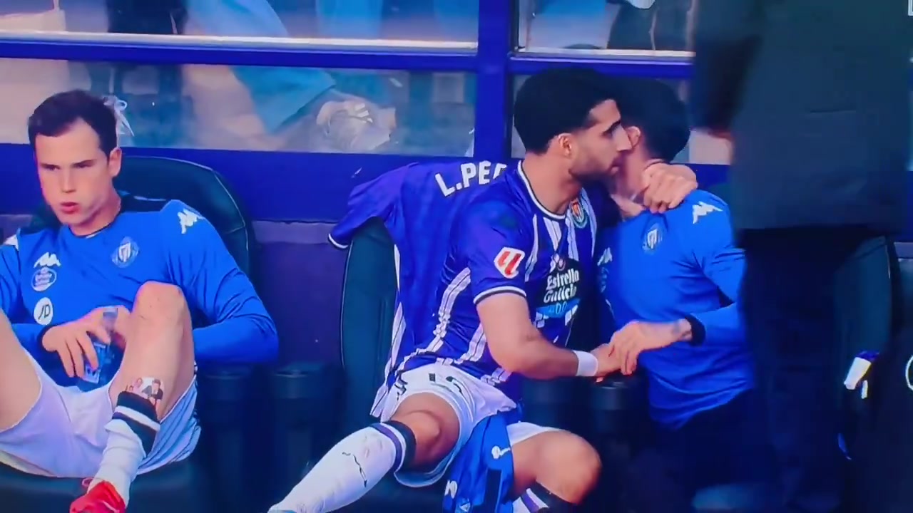 png电子网站大内讧💣发生争执后，巴拉多利德球员在替补席拳打队友