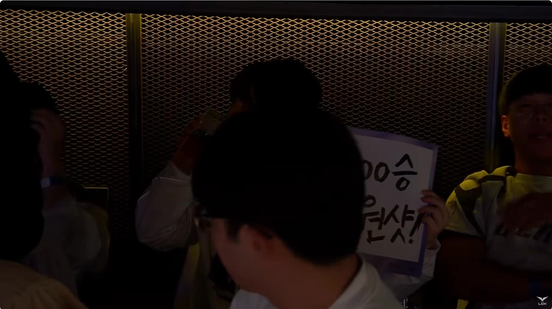 png电子官网豪爽！Kiin漂亮女粉为庆祝选手400胜 镜头下现场吹瓶啤酒