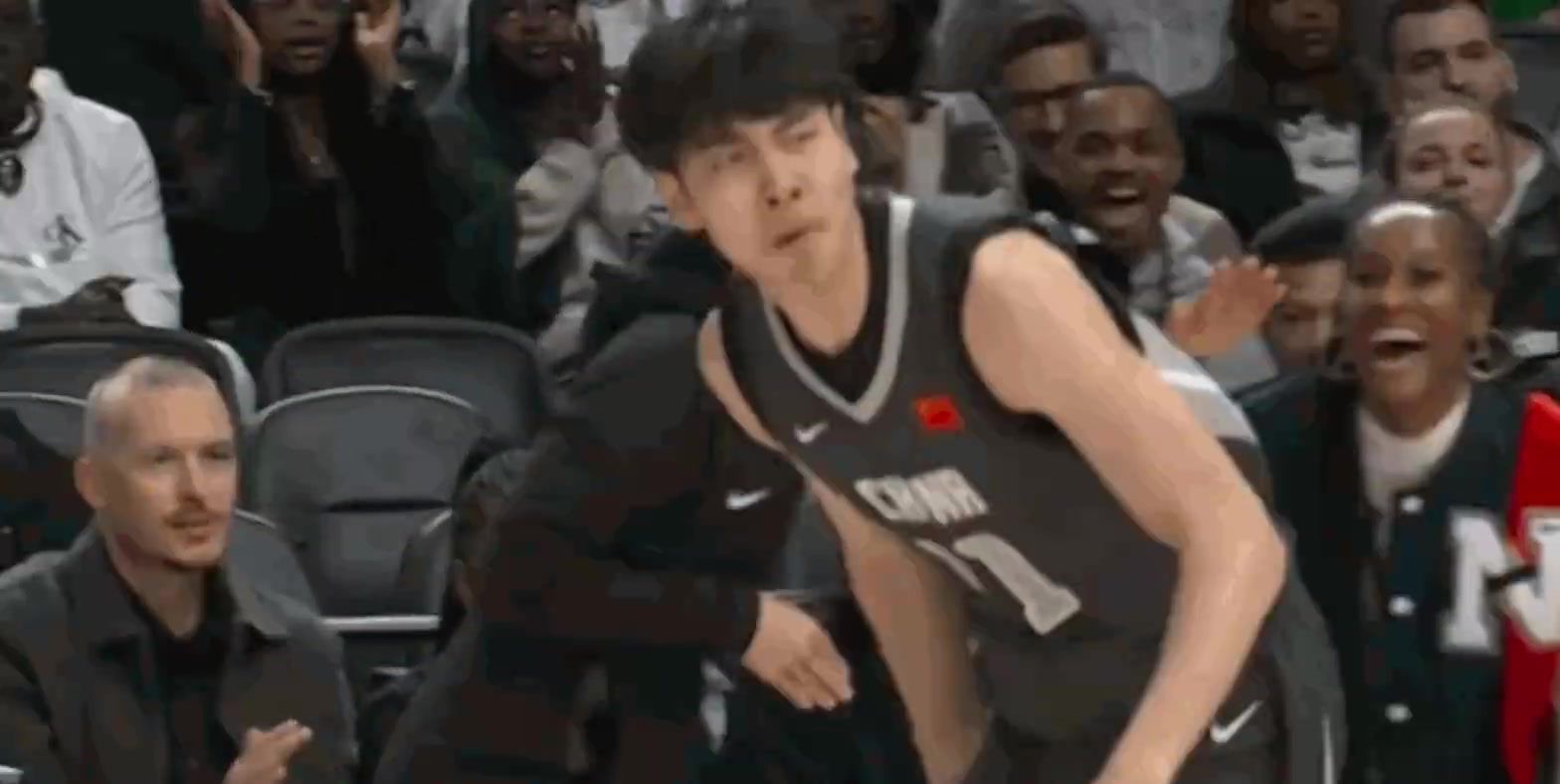 png电子平台张博源耐克峰会6分钟6分&献双手扣篮 助国际队半场领先美国队9分