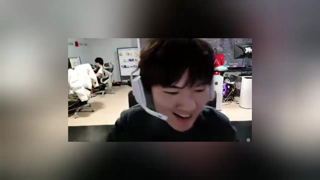 png电子网站重赛重赛😆JKL韩服遇Deft多次被单杀：不公平 他多个屏障！