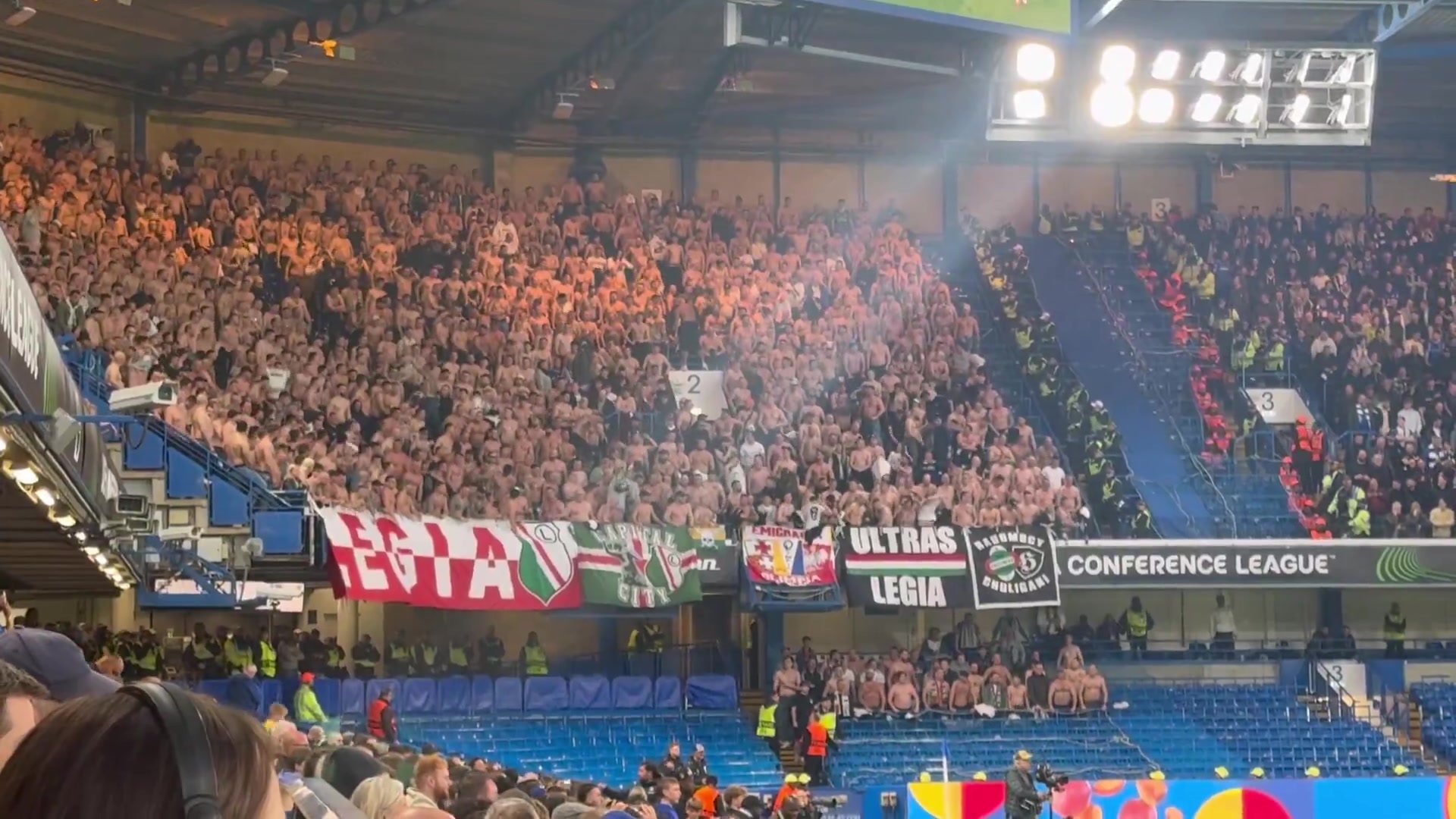 png电子官网战斗民族😨华沙莱吉亚球迷全员光膀子庆祝，这画面太震撼