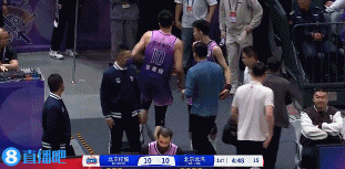 png电子希望没事啊！邹雨宸出现崴脚 单腿跳着返回更衣室