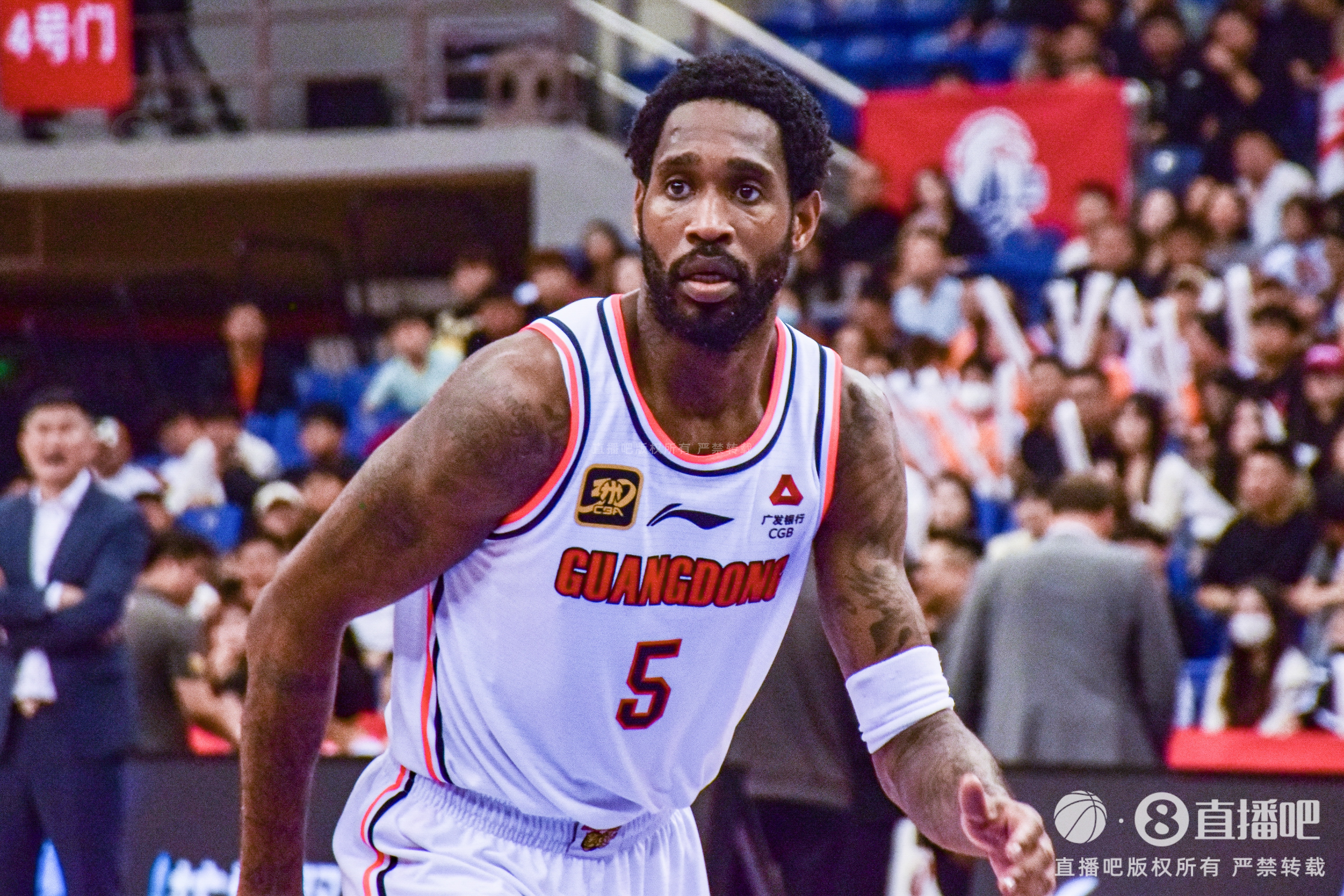 png电子媒体人：广东引援方向问题比钱的问题更大 签阿姆斯和巴顿很离谱