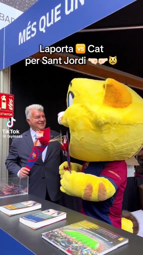 png电子网站主席拉波尔塔参加巴萨主题书展，并与俱乐部吉祥物CAT嬉笑打闹