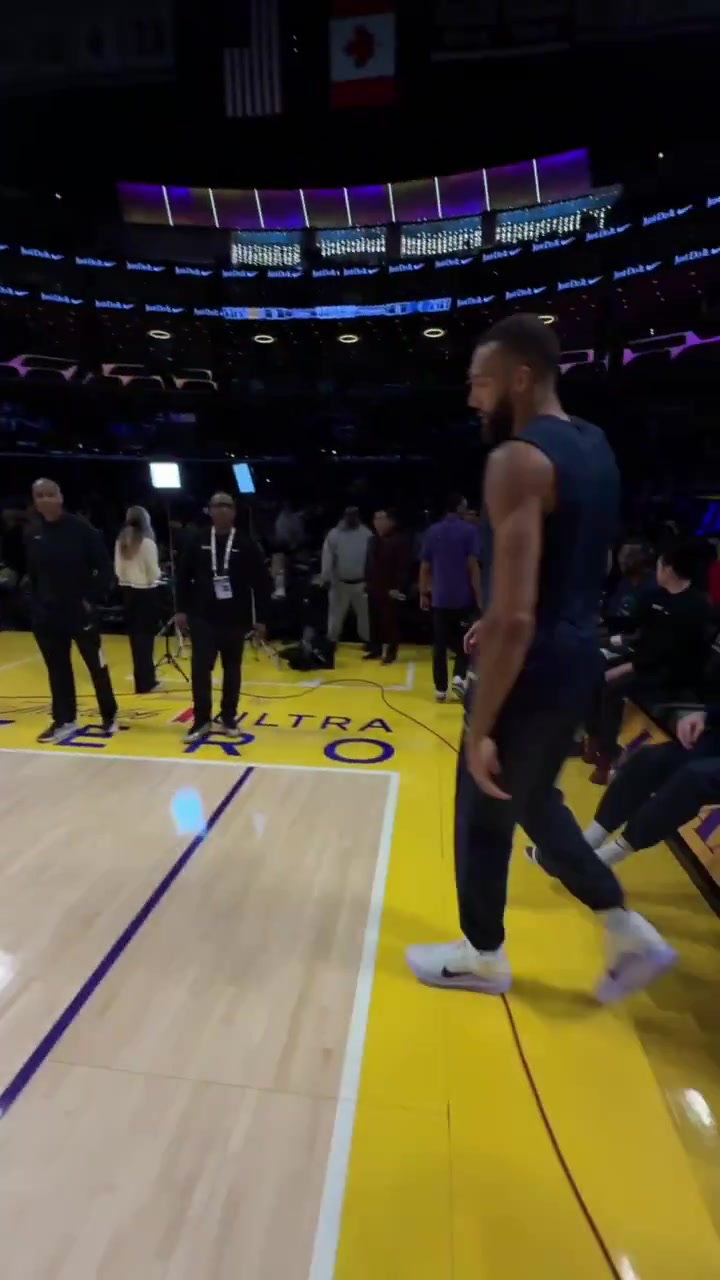 png电子网站你也会这个😲戈贝尔坐在替补席运球 随手一扔将球扔进篮筐