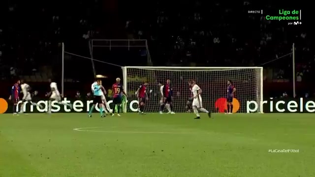 png电子网站绝不放弃😤国米进第3球后佩德里捡球小跑至开球点&招呼队友开球