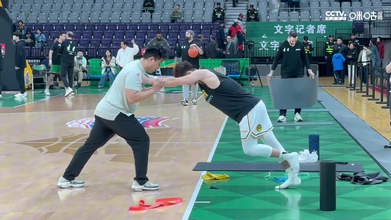 电子png游戏新绝招？吴骁赛前热身在篮下练习单手投篮