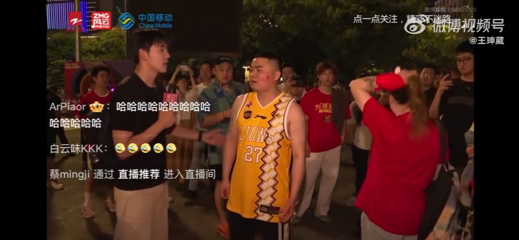 png电子网站浙江球迷接受采访对判罚表达不满 扬言看这场球像在自己脸上拉屎