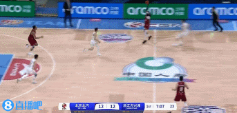 png电子平台😤相当炸裂的琦！周琦突破顶开卡尔顿 双手霸气隔扣！