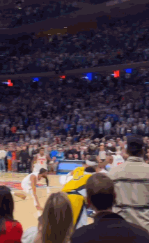 电子png游戏太神奇🤯哈利伯顿的绝平踩线三分打到后筐后已弹至计时器的高度