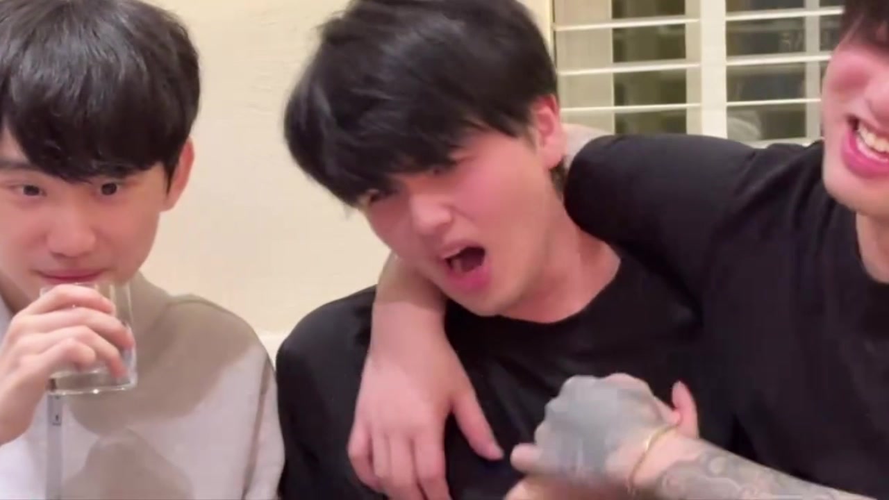 png电子网站“B氏家族”团建？“男同家族”！，icon搂着Lwx就亲了上去