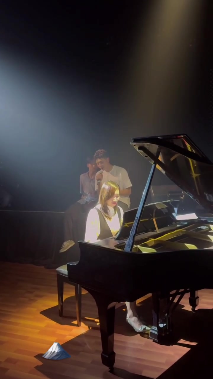 png电子平台🤯打球里唱歌最好的？崔永熙一展歌喉清唱《单车》《富士山下》