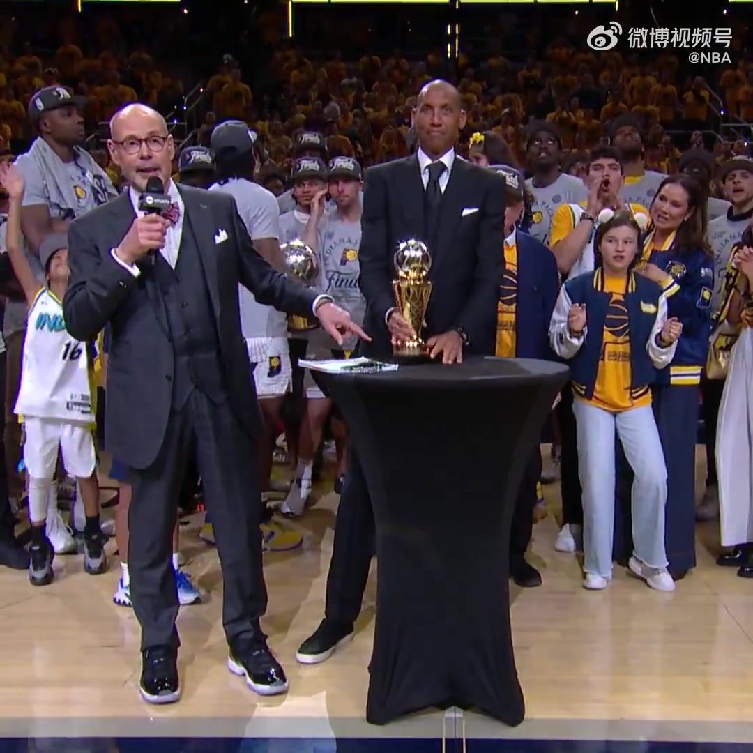 png电子网站传承！西卡当选东决MVP 球队名宿雷吉-米勒为其颁发拉里-伯德杯