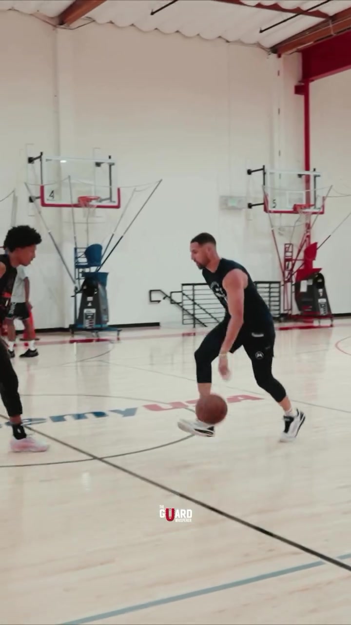 电子png游戏切磋技艺!训练师晒郭昊文与克莱&麦克朗一起训练视频